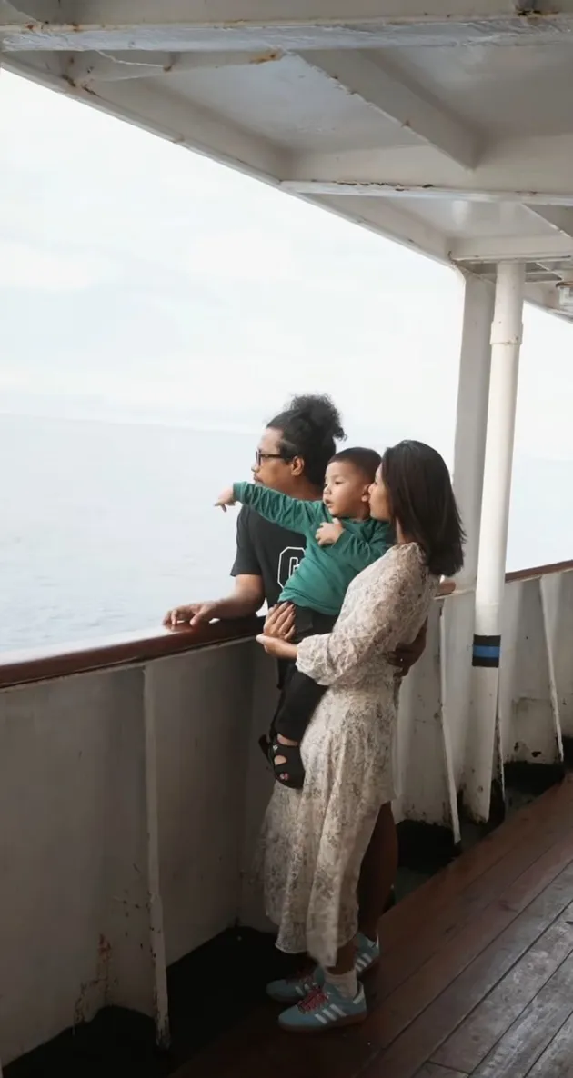 Arie Kriting dan Indah Permatasari Naik Kapal Pelni