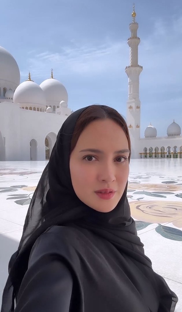 Portrait of Shandy Aulia Wearing a Hijab During Vacation in Dubai and Abu Dhabi, Extremely Beautiful