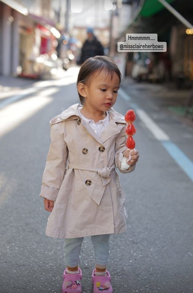 Portrait of Shandy Aulia's Vacation to Japan with Claire, Having Fun Eating Ice Cream - Beautiful and Fashionable