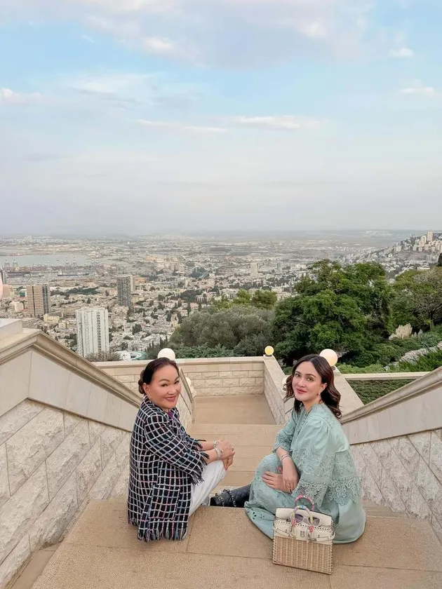 Shandy Aulia dan mama liburan di Palestina