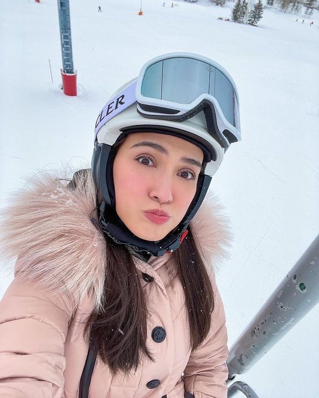 Shandy Aulia's Photos Playing in the Snow in Aspen, Learning to Ski - Relaxing while Wearing a Crop Top to Show Her Stomach in the Middle of the Snow