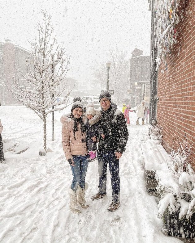 Shandy Aulia's Photos Playing in the Snow in Aspen, Learning to Ski - Relaxing while Wearing a Crop Top to Show Her Stomach in the Middle of the Snow