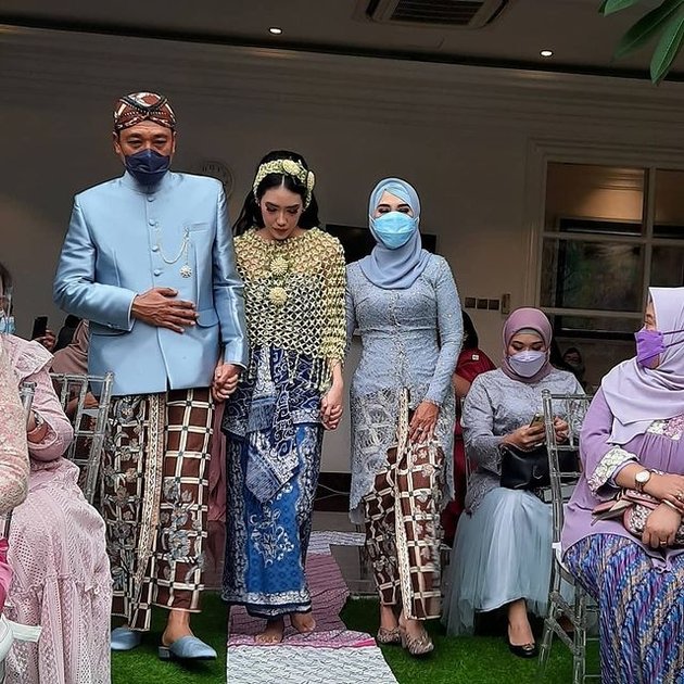Tak lama lagi, acara pernikahan Alika Islamadina akan digelar. Bersama keluarga, Alika menggelar acara siraman yang menjadi bagian awal dari rangkaian upacara pernikahannya.