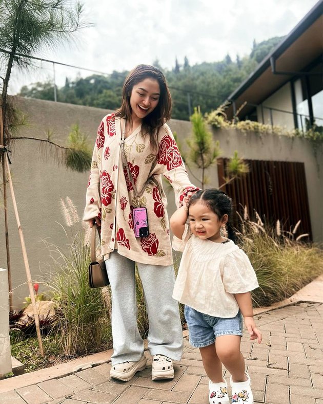 Portrait of Siti Badriah Vacationing with Children Without Husband: Don't Ask Daddy Where to Go
