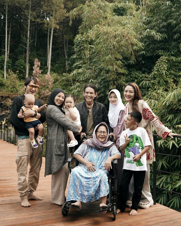 Portrait of Siti Badriah Vacationing with Children Without Husband: Don't Ask Daddy Where to Go