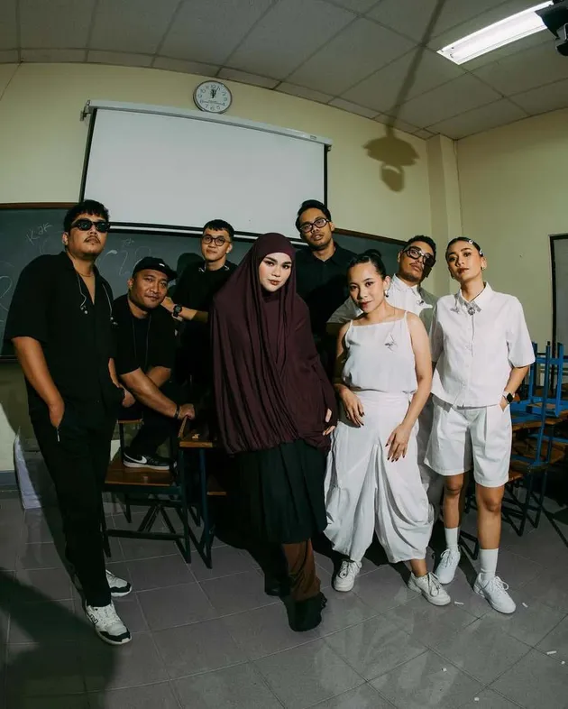 Sivia Azizah bersama band-nya