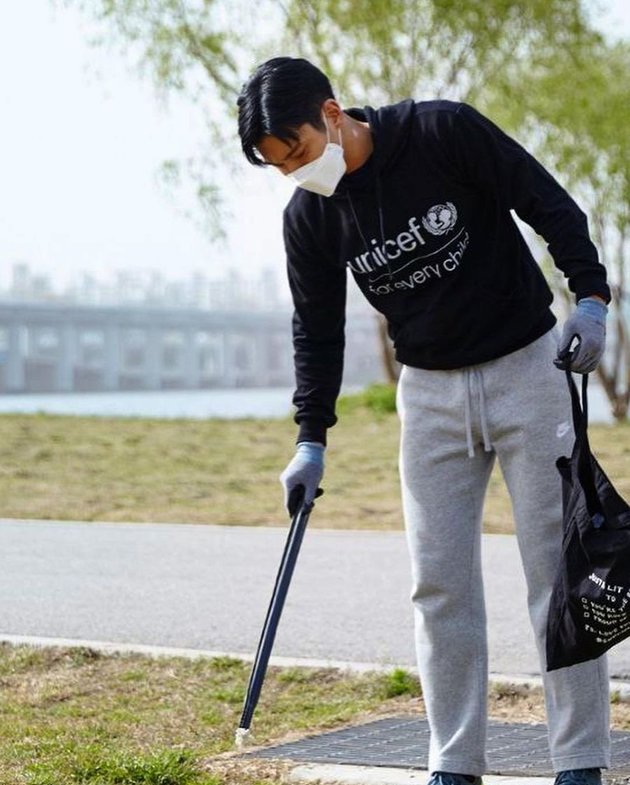 Snapshot of Siwon from Super Junior Cleaning Up Trash on the Riverbank, Handsome and Environmentally Conscious Making Netizens Ask to be Picked Up