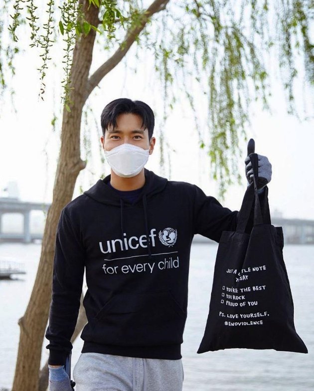 Snapshot of Siwon from Super Junior Cleaning Up Trash on the Riverbank, Handsome and Environmentally Conscious Making Netizens Ask to be Picked Up