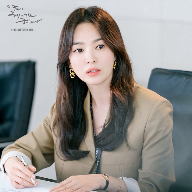 Song Hye Kyo adalah karakter utama dari drama NOW, WE ARE BREAKING UP. Ia memerankan karakter Ha Young Eun, seorang manajer dari tim desain di The One.