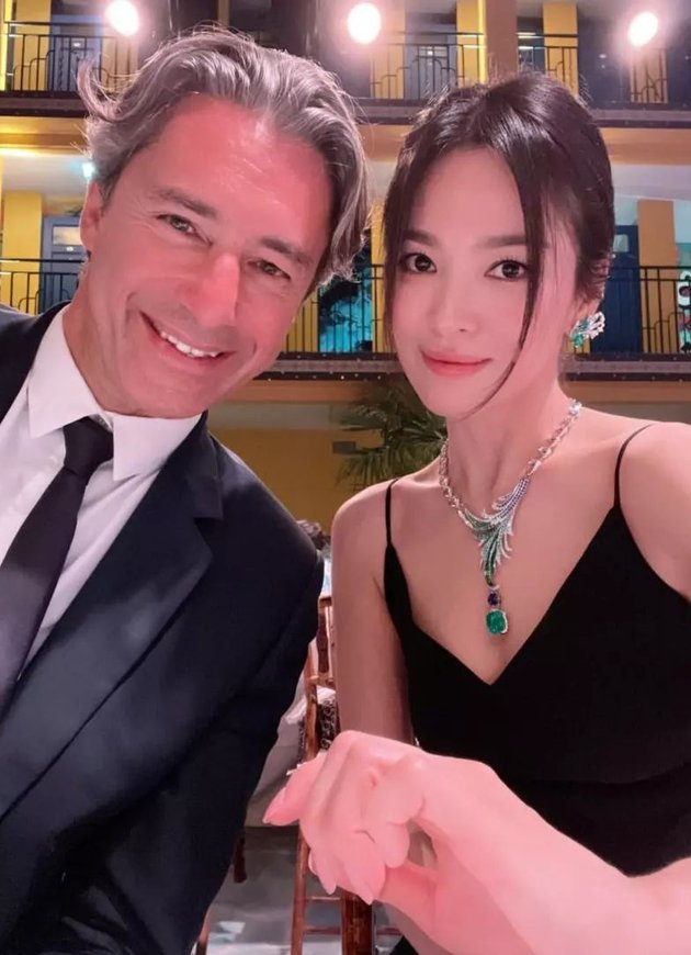 Portrait of Song Hye Kyo at the Chaumet Event as Beautiful as a Princess with Smooth Back, Photo with CEO of Facebook France and Actress of 'FULL HOUSE' Filipino Version
