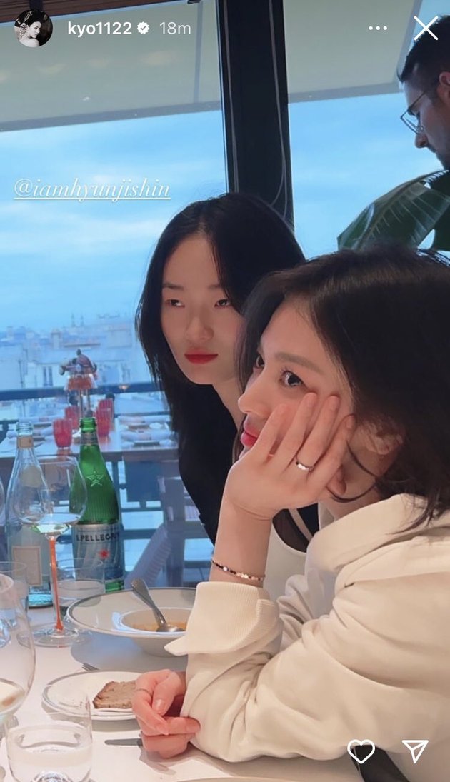 Portrait of Song Hye Kyo Having Fun in Paris with Friends, Rarely Wearing Makeup and Caught in Dating Rumors