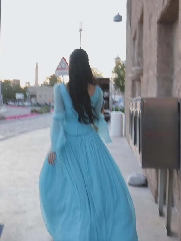 Song Hye Kyo dengan gaun birunya