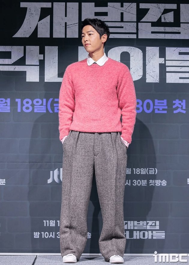 Song Joong Ki's Portraits at 'REBORN RICH' Prescon That Sparked Debate Among Netizens, His Baggy Pants were Called Shortening