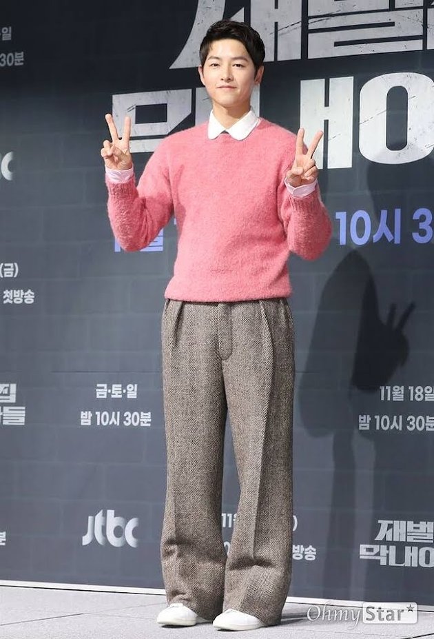 Song Joong Ki's Portraits at 'REBORN RICH' Prescon That Sparked Debate Among Netizens, His Baggy Pants were Called Shortening