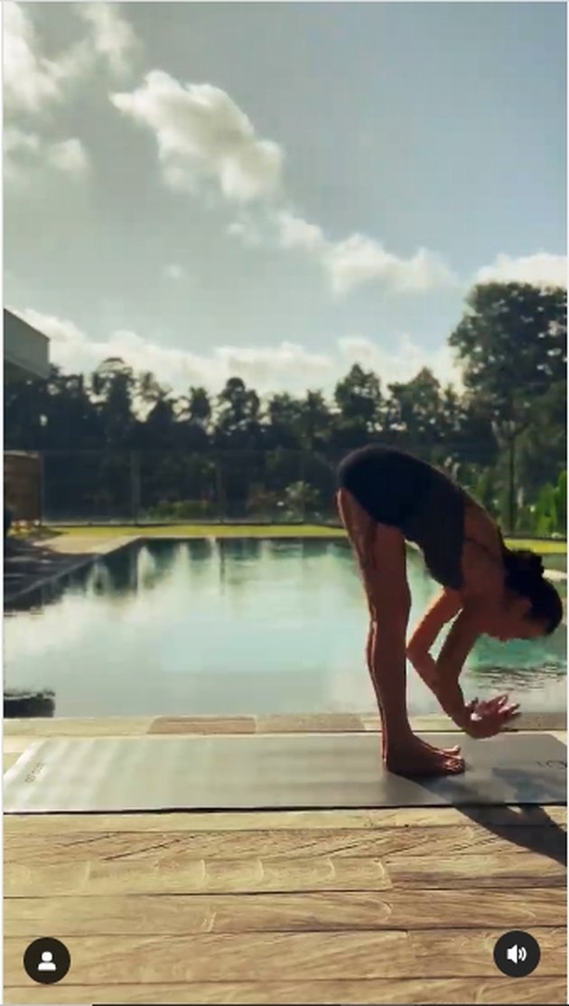 Sophia Latjuba's Portrait While Doing Yoga by the Pool, Showing Body Goals that Make Netizens Jealous - Super Flexible