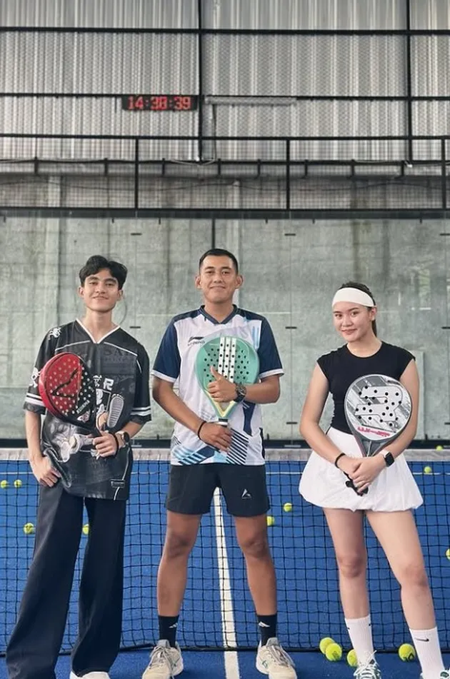Sridevi dan Eby Main Padel