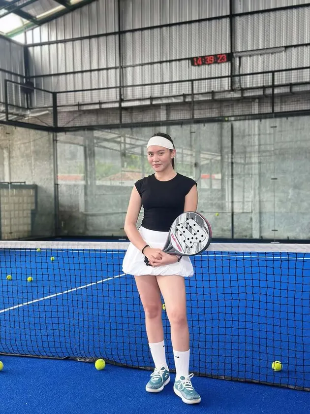 Sridevi Pegang Raket Padel
