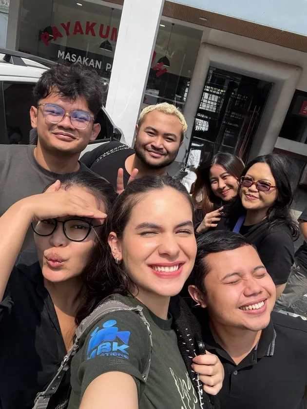 Tampil Kasual dan Memamerkan Baby Bump