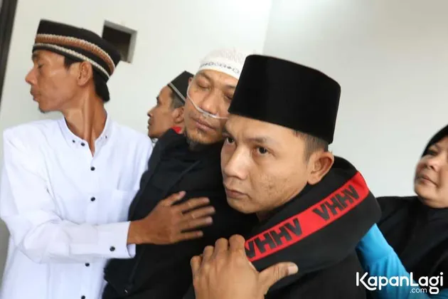 Suami Nina Mpok Alpa Pakai Selang Oksigen
