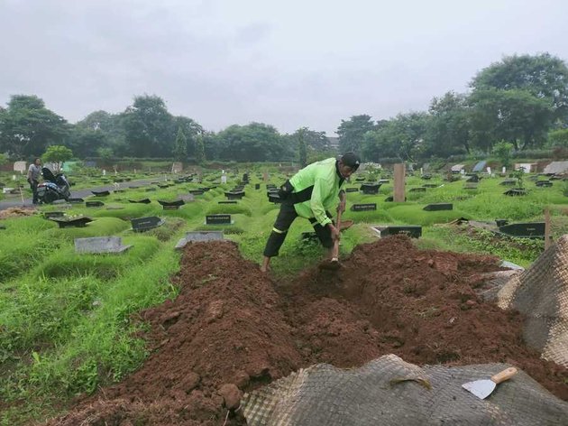 Portrait of the Atmosphere and Preparation of Rina Gunawan's Grave, Becoming One with Her Late Father's Grave