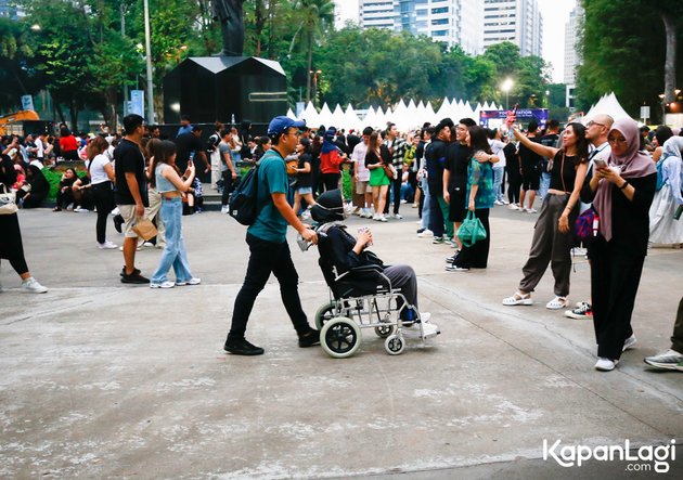 Portrait of the Atmosphere Before Coldplay Concert, Spectators Flock to GBK - Accessories Sellers are Crowded