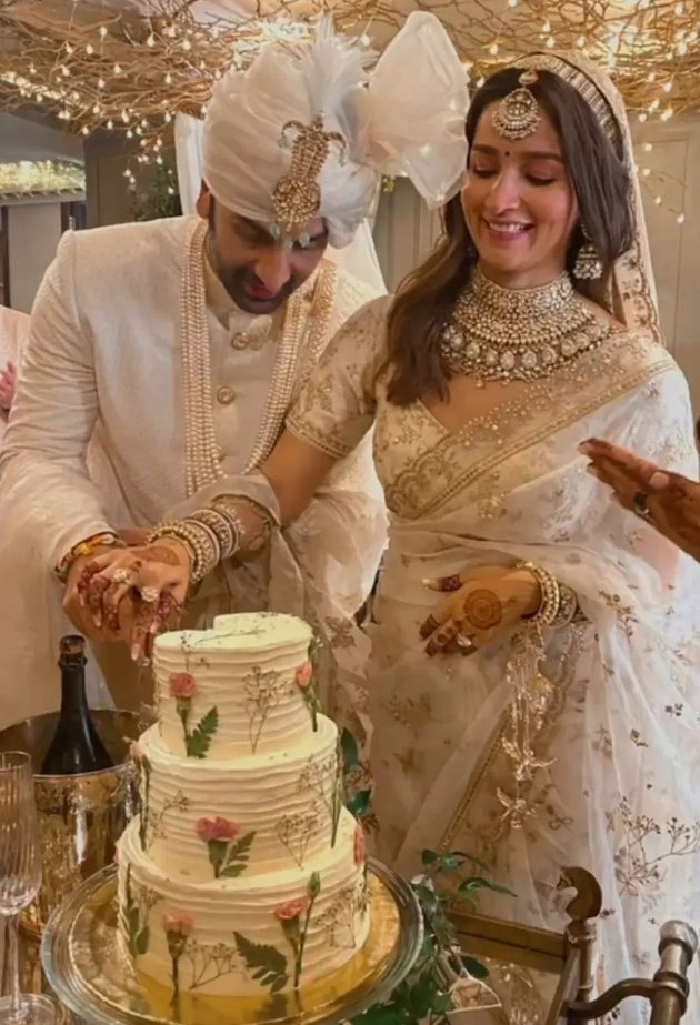 Usai dinyatakan sah jadi suami istri, Ranbir Kapoor dan Alia Bhatt memotong wedding cake bersama.