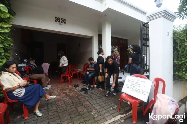 Karagan Bunga di rumah duka Lucky Widja