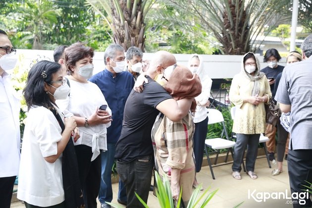 Portrait of the Atmosphere of Vina Panduwinata's Funeral Home, who has just lost her mother, Trying to Be Sincere