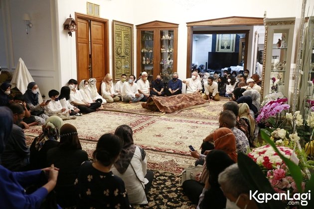 Portrait of the Atmosphere of Vina Panduwinata's Funeral Home, who has just lost her mother, Trying to Be Sincere