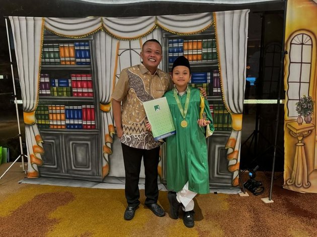 Portrait of Sule Attending His Son's Graduation Alone, Not Accompanied by His Girlfriend - Putri Delina's Comment Makes Sadness