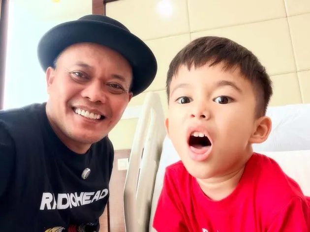 Sule foto bareng anak bungsunya
