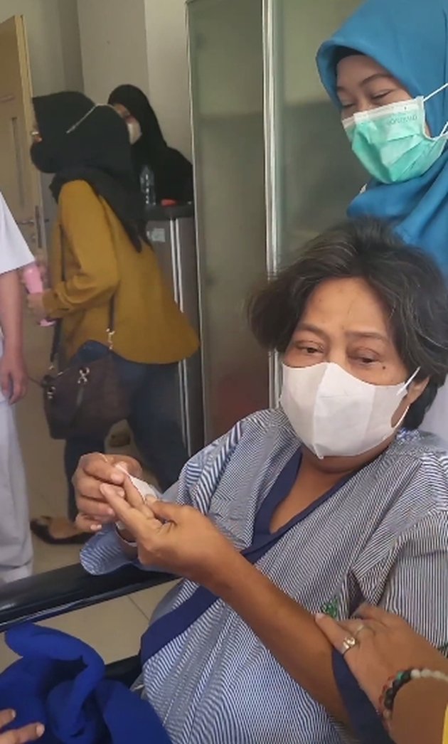 Portrait of Suti Karno Lying Sick, Must Undergo Surgery - Thin Body Makes Sad