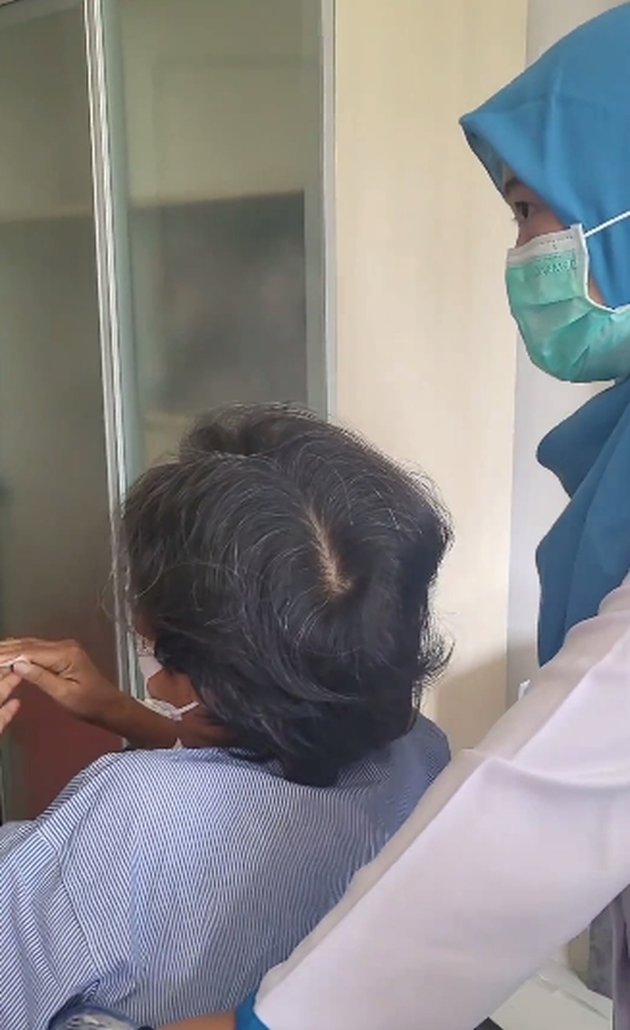 Portrait of Suti Karno Lying Sick, Must Undergo Surgery - Thin Body Makes Sad