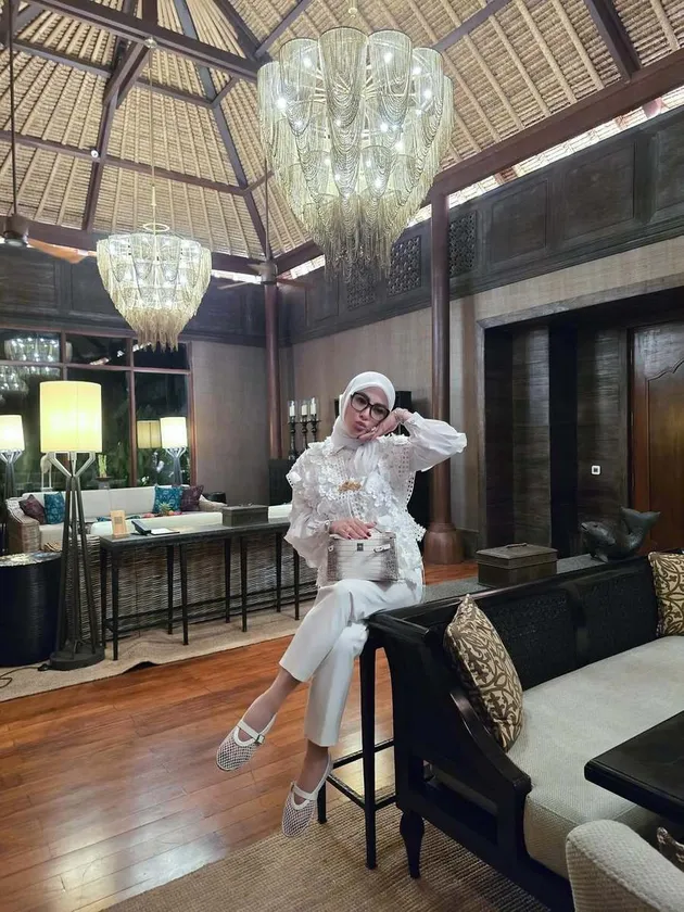 Syahrini berpose centil 