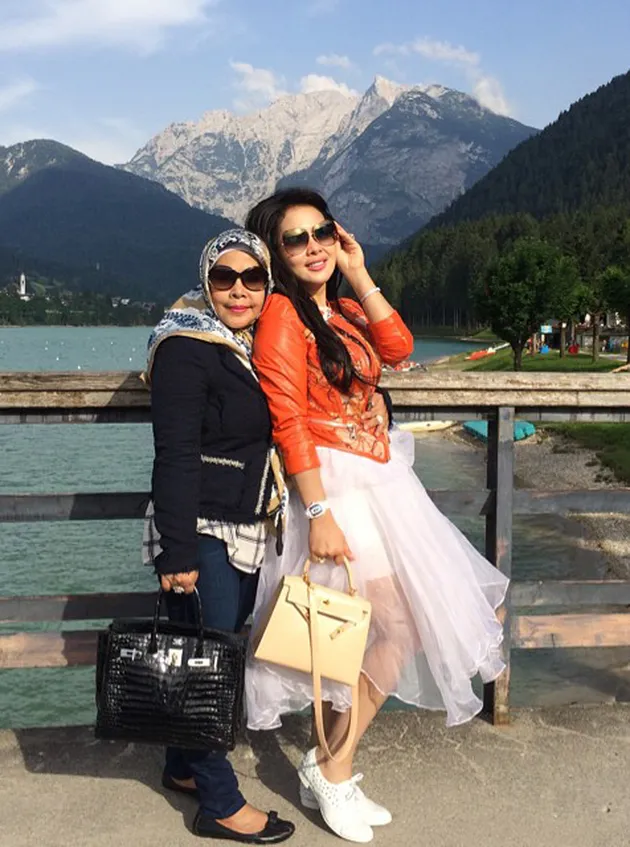 Syahrini &amp; Ibu