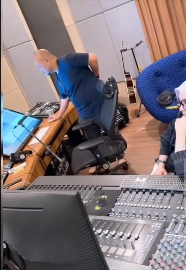 Syahrini di studio rekaman