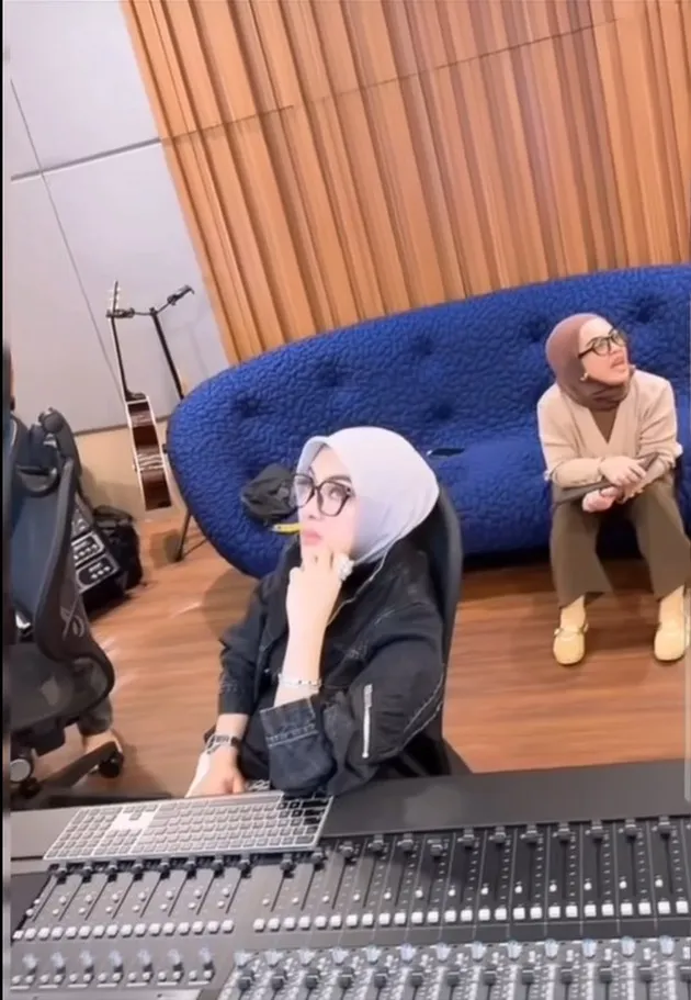 Syahrini duduk di dapur rekaman