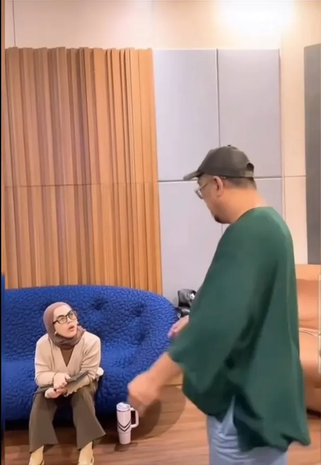 Syahrini ditemani adiknya, Aisyahrani