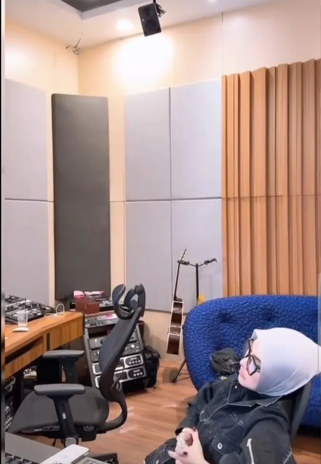 Syahrini terlihat santai