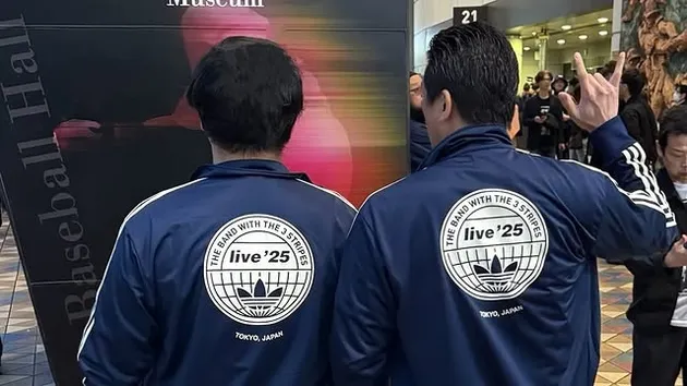 Reino Barack pakai jaket Oasis