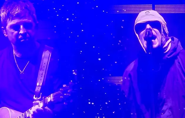 Syahrini dan Reino Barack nonton konser Oasis