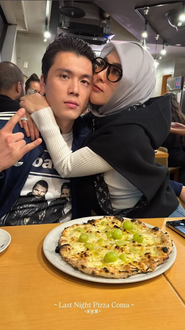 Syahrini dan Reino Barack makan pizza