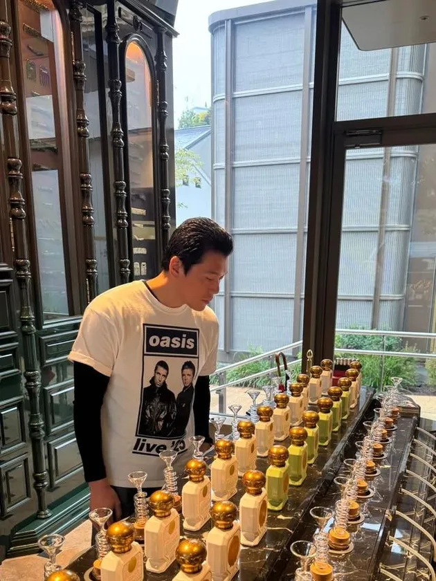 Reino Barack pakai kaos Oasis