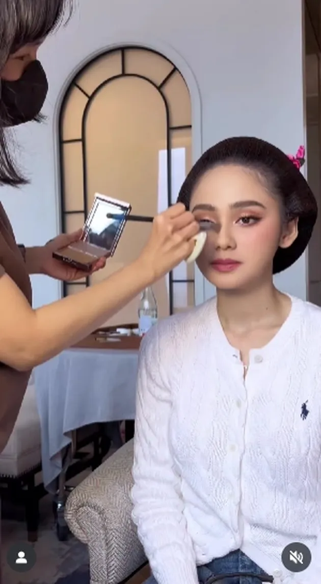 Syifa Hadju didandani oleh Lorita Young