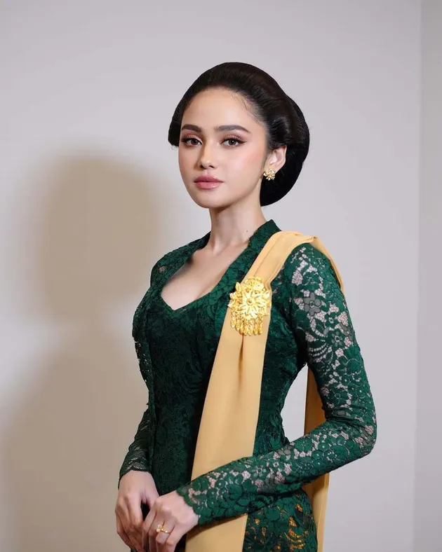 Syifa Hadju menawan dalam balutan kebaya hijau