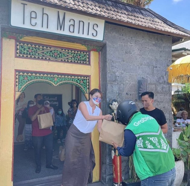 Tamara Bleszynski's Portrait Shopping at Traditional Market, Helping the Community and Small Businesses Around