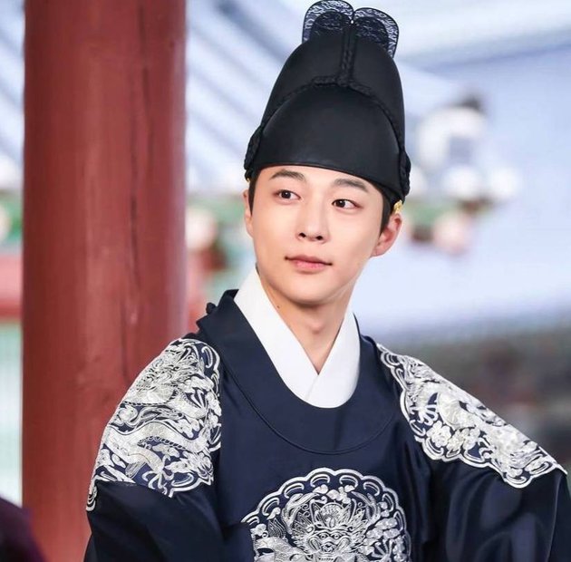 9 Photos of Handsome Princes in the Series 'UNDER THE QUEEN'S UMBRELLA', Played by Bae In Hyuk to Kang Chan Hee