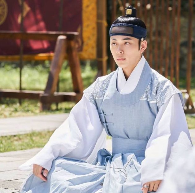 9 Photos of Handsome Princes in the Series 'UNDER THE QUEEN'S UMBRELLA', Played by Bae In Hyuk to Kang Chan Hee