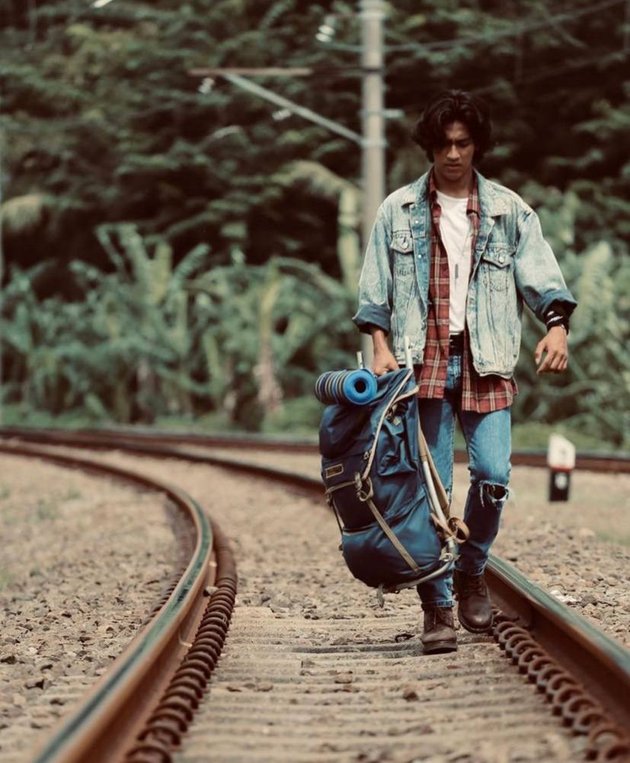 Handsome Portrait of Abizar Al Ghifari as the Main Actor in the Film 'BALADA SI ROY'