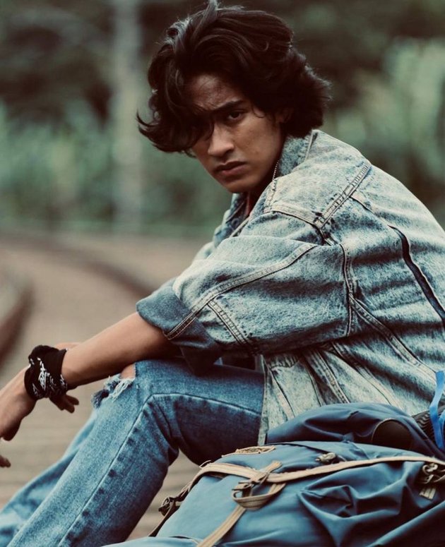 Handsome Portrait of Abizar Al Ghifari as the Main Actor in the Film 'BALADA SI ROY'